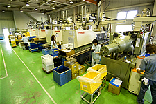 福島工場の成型ライン　60～360ｔの成形機が立ち並ぶ